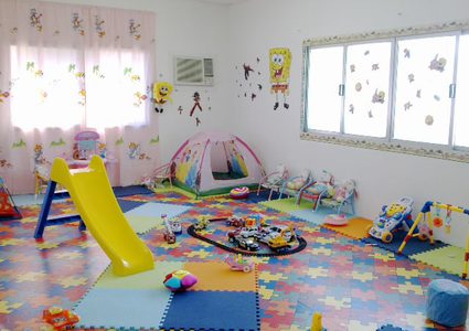 اعتقال معلمتين بتهمة التنكيل بأطفال في روضة بالرينة