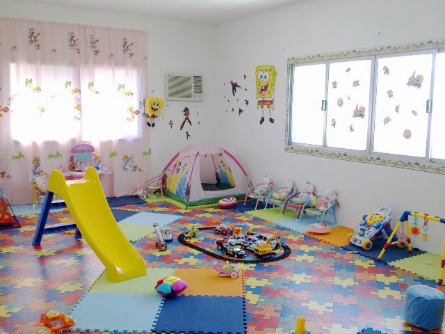 اعتقال معلمتين بتهمة التنكيل بأطفال في روضة بالرينة