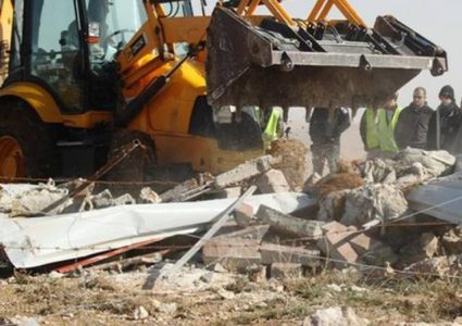 الاحتلال يستولي على جرافة ويمنع بناء خزان مياه في يعبد