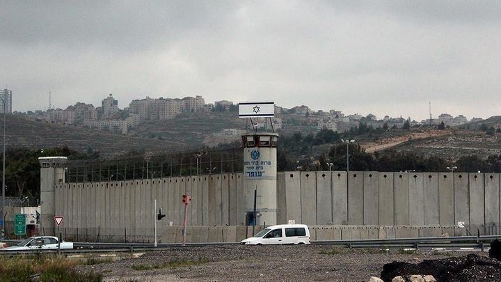 الاحتلال يزعم محاولة عائلات أسرى فلسطينيين بـ"رامون" تهريب هواتف لهم