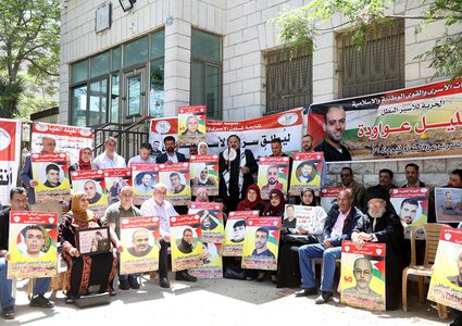 البيرة: اعتصام أمام مقر الصليب الأحمر إسناداً الأسرى في سجون الاحتلال