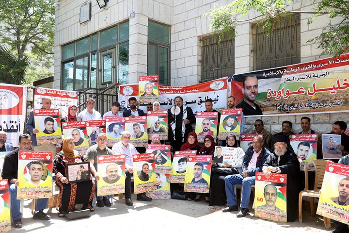 البيرة: اعتصام أمام مقر الصليب الأحمر إسناداً الأسرى في سجون الاحتلال