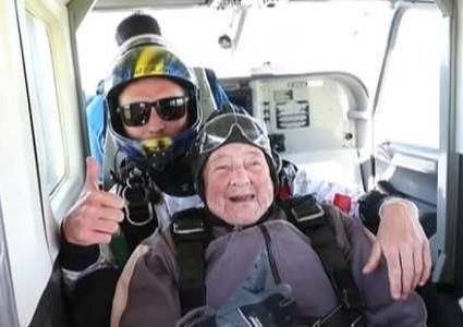 سويدية عمرها 103 أعوام تحطم رقما قياسيا عالميا في القفز المظلي