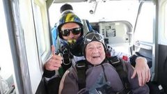 سويدية عمرها 103 أعوام تحطم رقما قياسيا عالميا في القفز المظلي