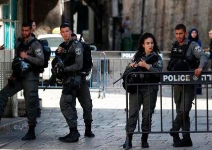 الاحتلال يفرض الحبس المنزلي وغرامة مالية على شاب مقدسي