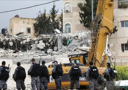 الاحتلال يهدم غرفة سكنية وبئر مياه ويخطر بهدم بركس شرق الخليل