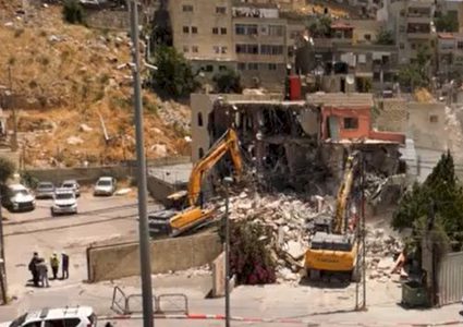 الاحتلال يحاصر منزلا في العيسوية تمهيدا لهدمه