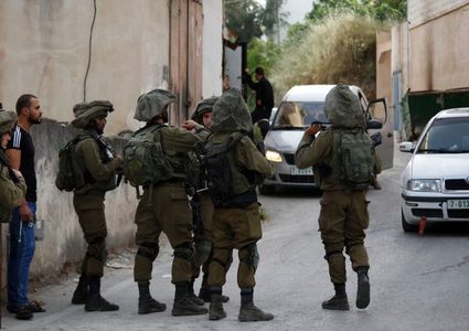 قوات الاحتلال تداهم عددا من المحال التجارية جنوب الخليل