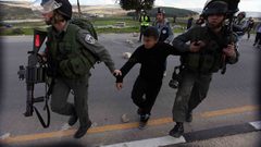 الاحتلال يعتقل طفلا وشابا من بيت فجار جنوب بيت لحم