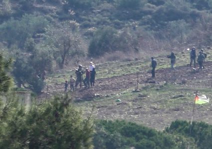 مستوطنون يعتدون على رعاة أغنام ويدمرون محاصيل زراعية في مسافر يطا