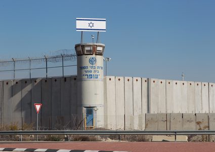 سلطات الاحتلال تفرج عن مقدسي بشرط الحبس المنزلي