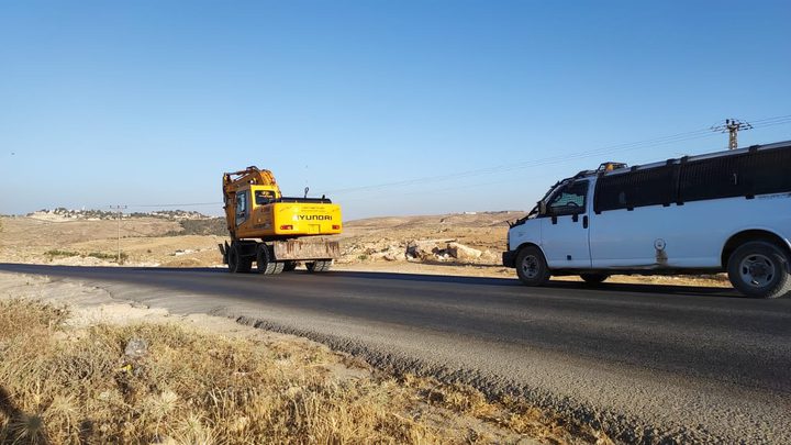 الاحتلال يحتجز مسنا ويستولي على جرافة في مسافر يطا