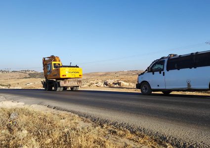 الاحتلال يحتجز مسنا ويستولي على جرافة في مسافر يطا