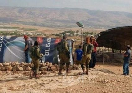 مستوطنون يشرعون ببناء معرش في خربة الفارسية بالأغوار الشمالية