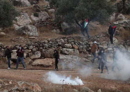 قوات الاحتلال تقمع مسيرة بيت دجن الأسبوعية