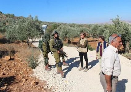 إصابات بالاختناق جراء قمع الاحتلال ومستوطنيه أهالي قرية قريوت