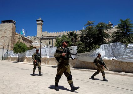 الاحتلال يركب زاوية حديدية بجانب الحرم الإبراهيمي