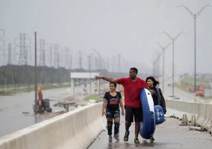 مصرع 3 أشخاص على الأقل خلال مرور الإعصار "أغاثا"