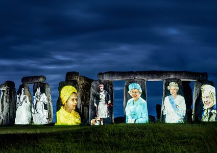 صور الملكة إليزابيث تضيء أحجار ستونهنج في إنجلترا