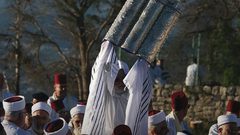 السامريون الفلسطينيون يحجون إلى قمة "جرزيم" في نابلس احتفالاً بعيد "الحصاد"