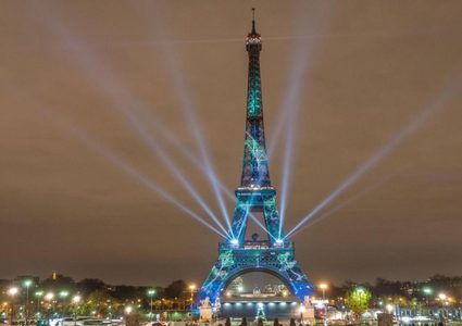 فرنسا... برج "إيفل" يتعرض لضربة برق