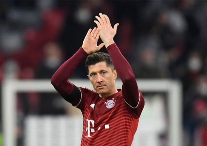 ليفاندوفسكي يبلغ بايرن بعدم خوضه فترة الإعداد