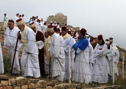 نابلس: السامريون يحجّون إلى قمة جبل جرزيم احتفالاً بـ "عيد الحصاد"