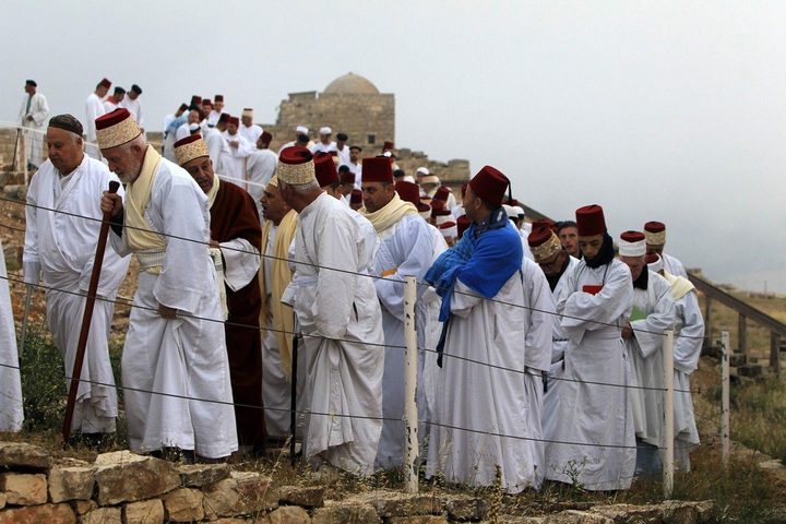 نابلس: السامريون يحجّون إلى قمة جبل جرزيم احتفالاً بـ "عيد الحصاد"