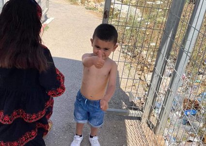 الاحتلال يجبر طفلا على خلع ملابسه بحجة أن القميص مرسوم عليه صورة بندقية