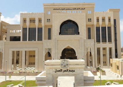 مواطنان يشعلان النار بمحامٍ داخل قصر العدل في غزة