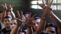 الاحتلال يمدد الاعتقال الإداري لأسير مقدسي ويسلم فتاة استدعاء