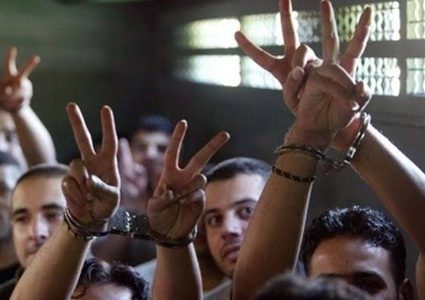 الاحتلال يمدد الاعتقال الإداري لأسير مقدسي ويسلم فتاة استدعاء