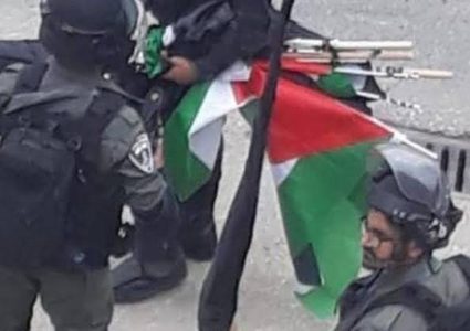 الاحتلال يزيل الأعلام الفلسطينية في صور باهر