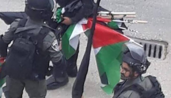 الاحتلال يزيل الأعلام الفلسطينية في صور باهر