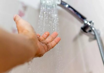 الاستحمام بالماء البارد قد يؤدي للتسمم