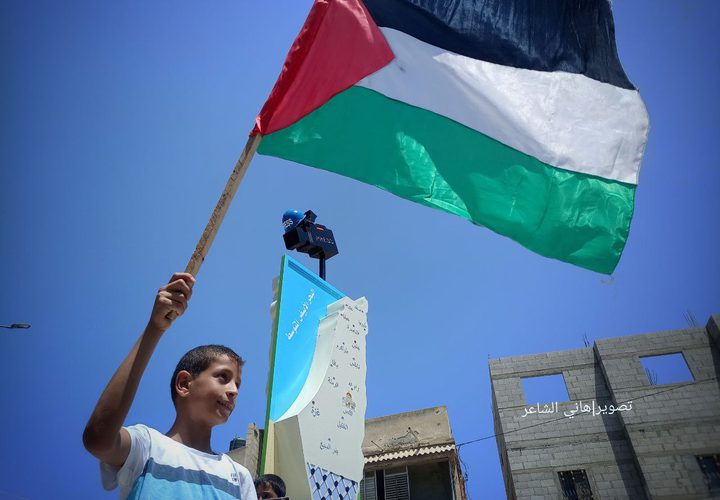 افتتاح ميدان شيرين أبو عاقلة في شارع القدس وسط بلدة بني سهيلا شرقي محافظة خان يونس جنوبي قطاع غزة.