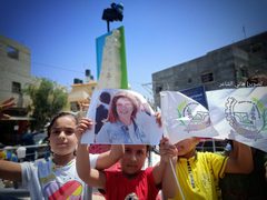 افتتاح ميدان شيرين أبو عاقلة في شارع القدس وسط بلدة بني سهيلا شرقي محافظة خان يونس جنوبي قطاع غزة.