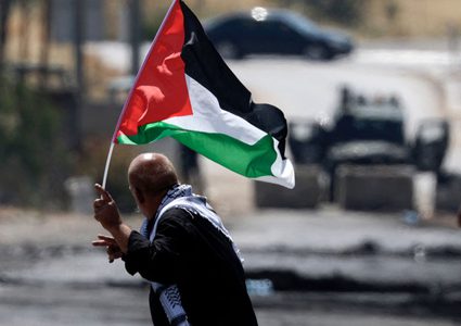 القدس: الاحتلال يقتحم بلدة صور باهر وتزيل علم فلسطين من شوارعها