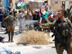 الأغوار الشمالية : الاحتلال يقمع مسيرة على حاجز تياسير قرب طوباس منددة بانشاء بؤرة استيطانية جديدة في منطقة الفارسية بالأغوار
تصوير: عدي دعيبس