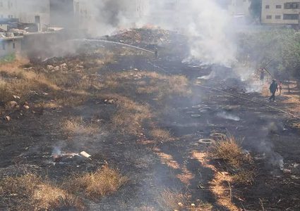 الدفاع المدني يسيطر على حريق اندلع بالقرب من منازل المواطنين في بلدة الرام