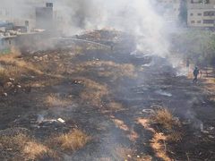 الدفاع المدني يسيطر على حريق اندلع بالقرب من منازل المواطنين في بلدة الرام شمال القدس