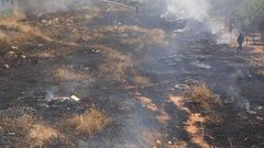 الدفاع المدني يسيطر على حريق اندلع بالقرب من منازل المواطنين في بلدة الرام شمال القدس