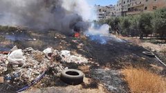 الدفاع المدني يسيطر على حريق اندلع بالقرب من منازل المواطنين في بلدة الرام شمال القدس