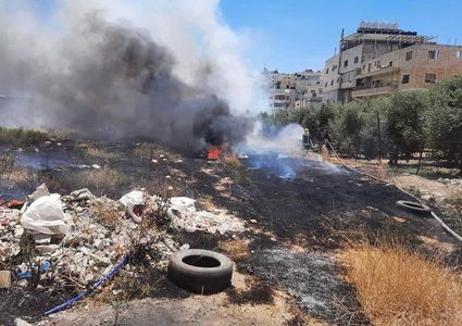 الدفاع المدني يسيطر على حريق اندلع بالقرب من منازل المواطنين في بلدة الرام