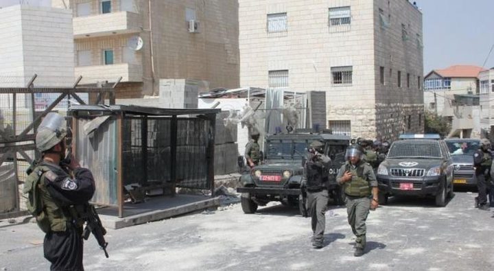 الاحتلال يزيل أعلاما فلسطينية في صور باهر ويقتحم العيسوية