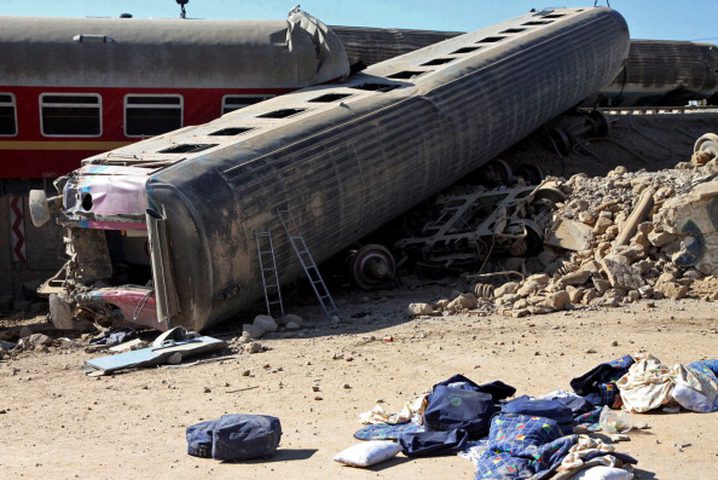 قتلى وجرحى في خروج قطار عن سكته بإيران