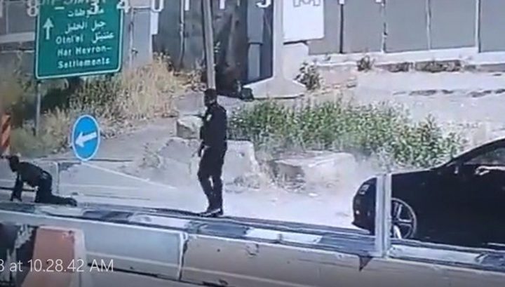 فيديو: لحظة اختطاف سلاح شرطي اسرائيلي بالقرب من الفوار جنوب الخليل