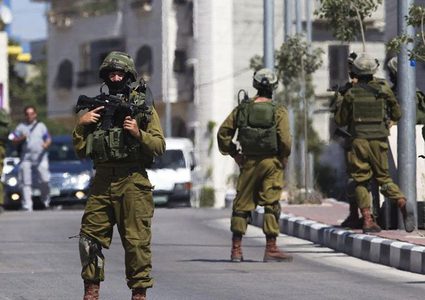 إعلام عبري: فلسطيني يختطف سلاح جندي في الخليل