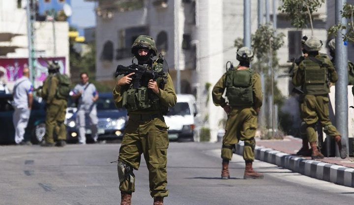 إعلام عبري: فلسطيني يختطف سلاح جندي في الخليل
