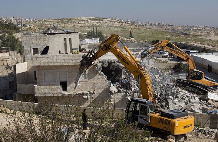 بلدية الاحتلال تأخذ مقاسات عمارة سكنية في سلوان تمهيدا لهدمها